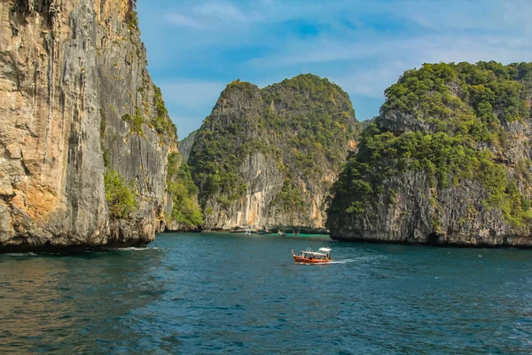 Maya Bay at Phi Phi archipelago in Thailand — Stock Photo, Image