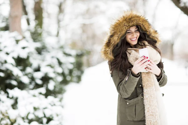 Gülümseyen kadın parkta telefon kullanma
