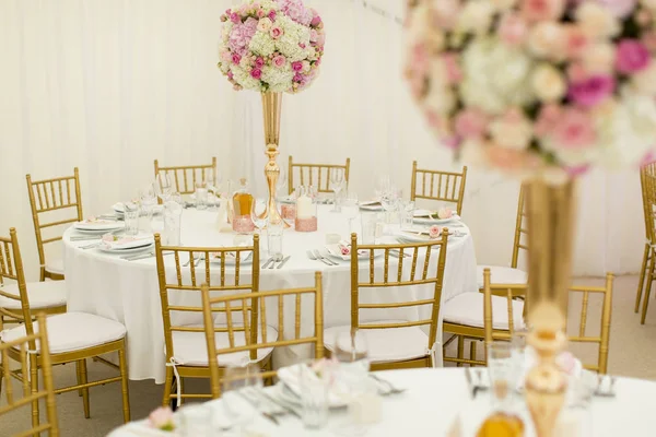 テーブルの豪華な結婚式の装飾 — ストック写真