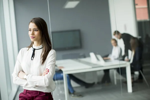 Genç busine ile modern ofis ayakta Modern iş kadını — Stok fotoğraf