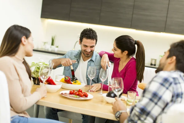 Gruppo di giovani che bevono vino in camera — Foto Stock