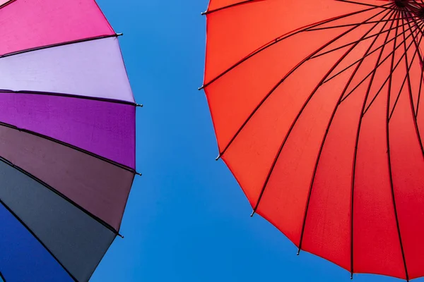 Blick auf bunte Regenschirme — Stockfoto