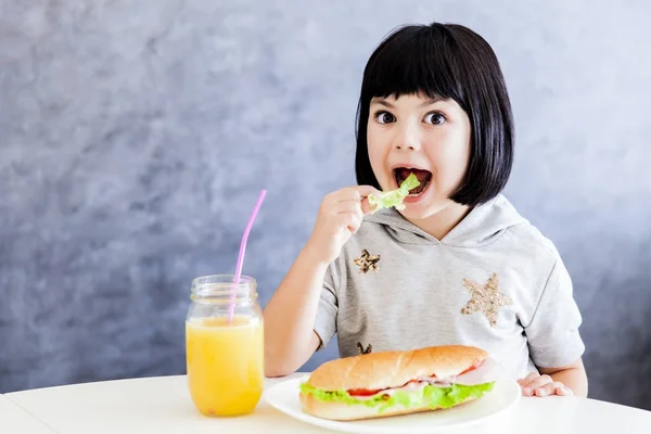 Cuttle pelo negro niña desayunando — Foto de Stock