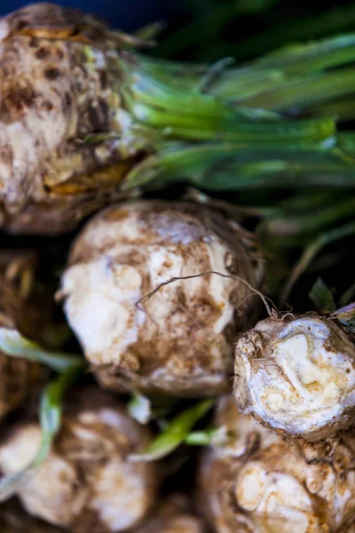 Färsk rotselleri med blad — Stockfoto