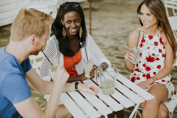 Group of young people in the cafe — Stock Photo, Image