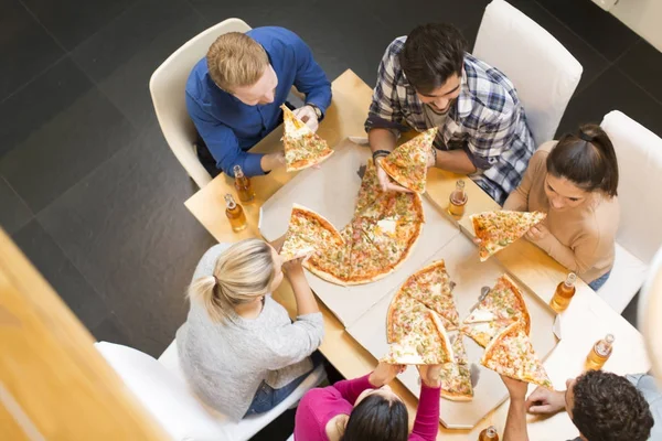 Jugendliche essen Pizza und trinken Apfelwein — Stockfoto
