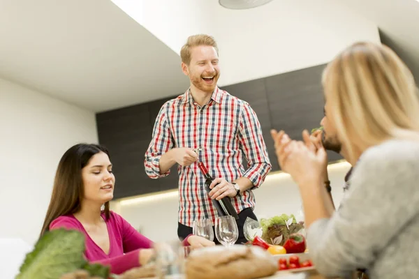 Gruppo di giovani che bevono vino in camera — Foto Stock