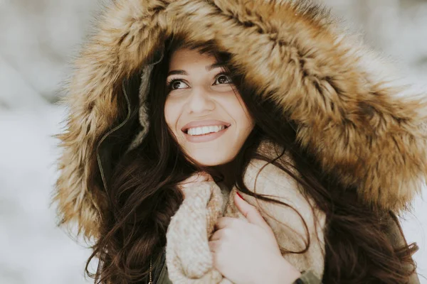 Красива молода жінка в парку в зимовий день — стокове фото