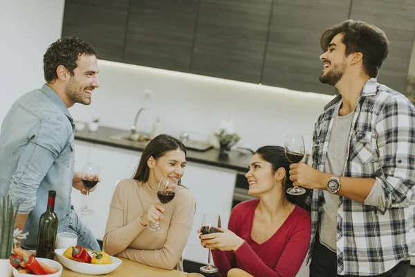 Groep jongeren drinken van wijn op de kamer — Stockfoto