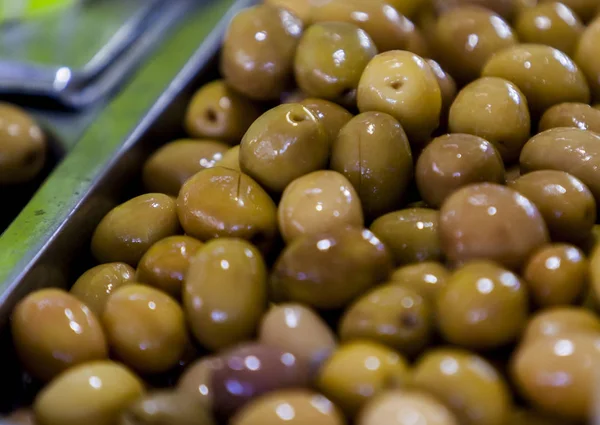 Aceitunas frescas en el mercado — Foto de Stock