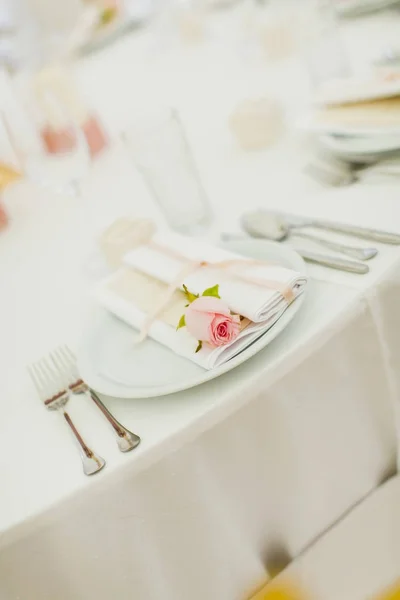优雅的婚礼装饰。专注于粉红色的玫瑰花 — 图库照片