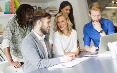 modern ofis çok ırklı insanlarda