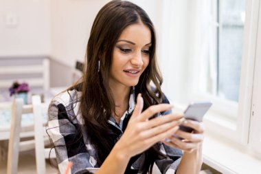 Çekici kadın cafede istimal hareket eden telefon