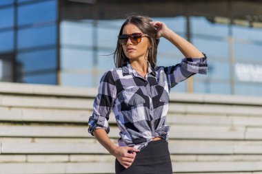 Gözlüklü çekici genç kadın