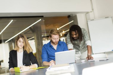 gençlerin modern ofis