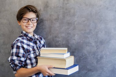 Genç okullu çocuk kitapları ile portresi