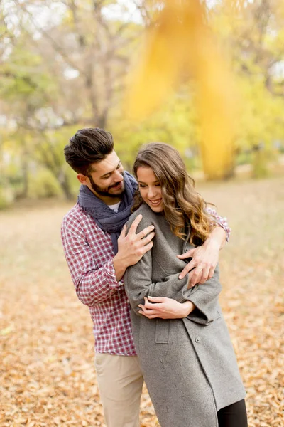 Encantador jovem casal — Fotografia de Stock