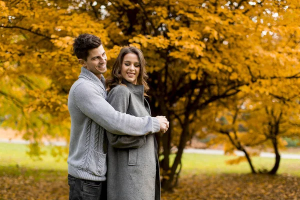 Junges Paar im Park — Stockfoto