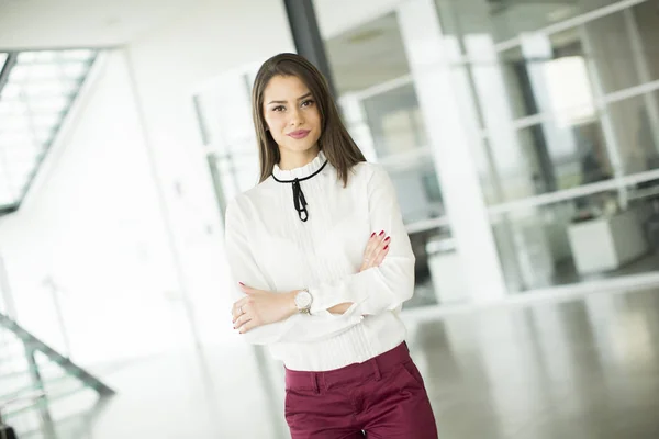 Junge Geschäftsfrau im modernen Büro — Stockfoto