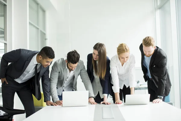 Jóvenes empresarios están en la oficina —  Fotos de Stock