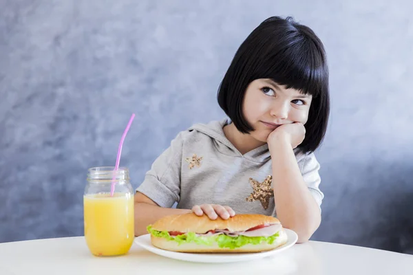 Lindo pelo negro niña comiendo sándwich — Foto de Stock