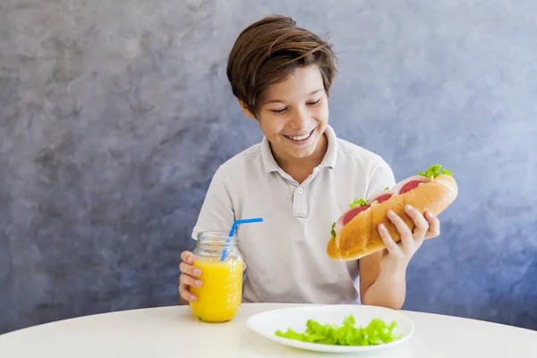 Tiener jongen ontbijten thuis — Stockfoto
