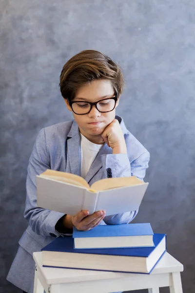 Ładny nastoletnim chłopcem z okulary czytanie książki — Zdjęcie stockowe