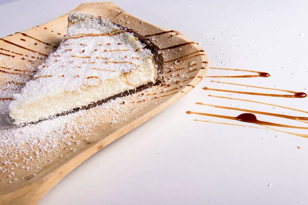 Pièce de tarte à la noix de coco sur assiette — Photo