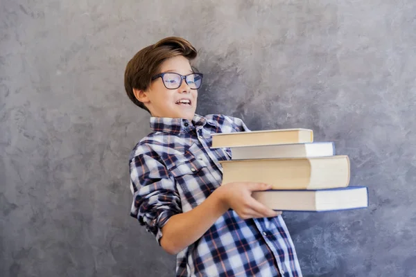 Mignon adolescent école garçon tenant livres — Photo