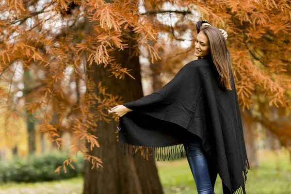 Jonge vrouw in het najaar forest — Stockfoto