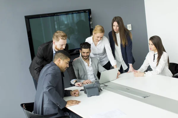 Equipe de negócios trabalhando juntos para alcançar melhores resultados — Fotografia de Stock