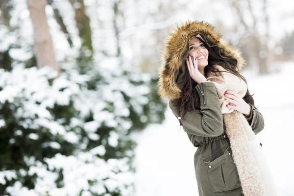 Young woman using phone in park — Stock Photo, Image