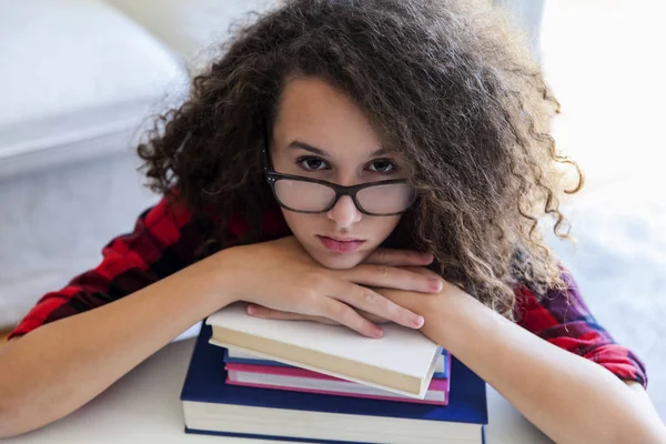 Fiatal tizenéves lány göndör haja pihenés tanulás — Stock Fotó