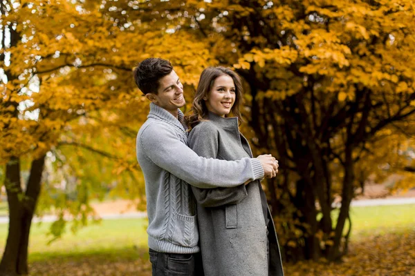 Jong stel in het park — Stockfoto