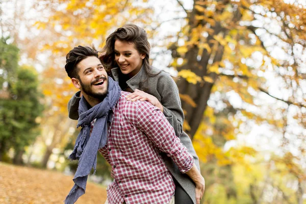 Encantador jovem casal — Fotografia de Stock