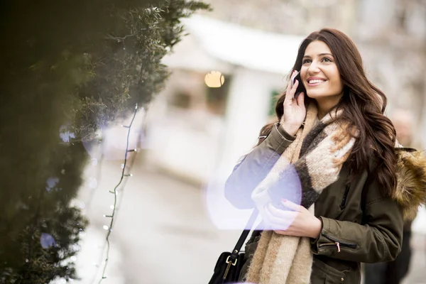 Mujer sonriente usando el teléfono en el parque — Foto de Stock