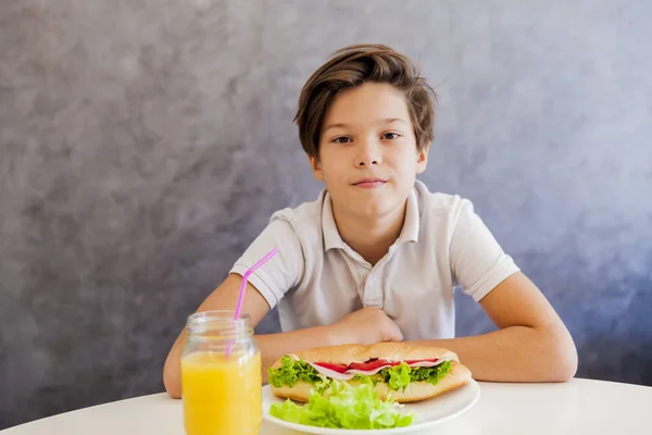 Schattige tiener jongen thuis gezond ontbijten — Stockfoto