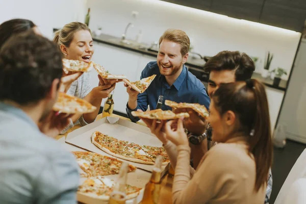Jovens comendo pizza e bebendo cidra — Fotografia de Stock