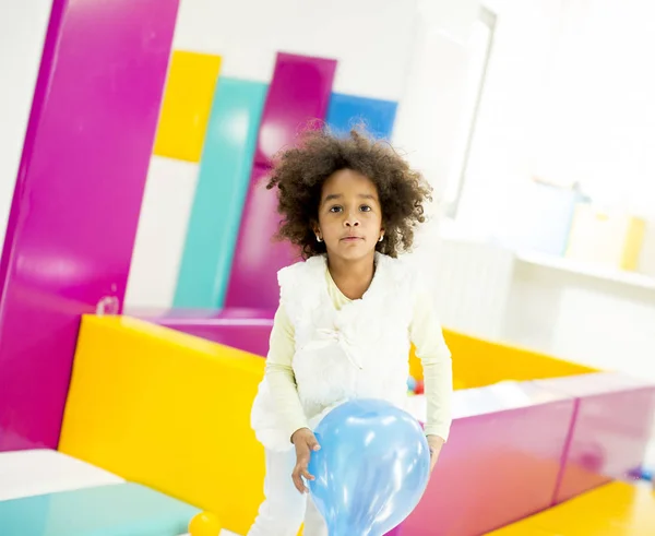 Bir balon ile Afrika kökenli Amerikalı küçük kız — Stok fotoğraf