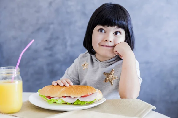 Lindo pelo negro niña comiendo sándwich — Foto de Stock