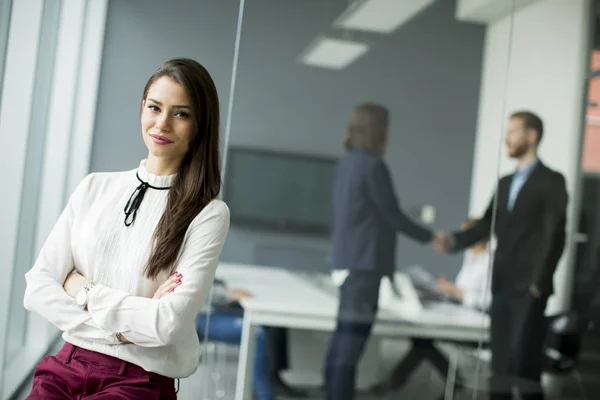 Empresária moderna em pé no escritório moderno com jovem busine — Fotografia de Stock
