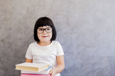 Sevimli blackhair kitapları ile küçük kız