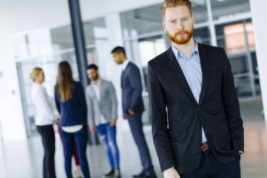 ofiste ayakta işadamı 