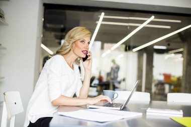 Sarışın beyaz işkadını cep telefonu kullanarak 