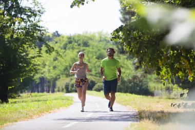 Sportif çift Park'ta çalışan