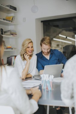 İş adamı ve iş kadınları konferans odasında konuşuyor.