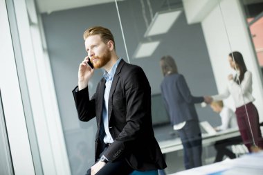 İşadamı cep telefonunuzun ve diğer busi ise Kızıl saçlı