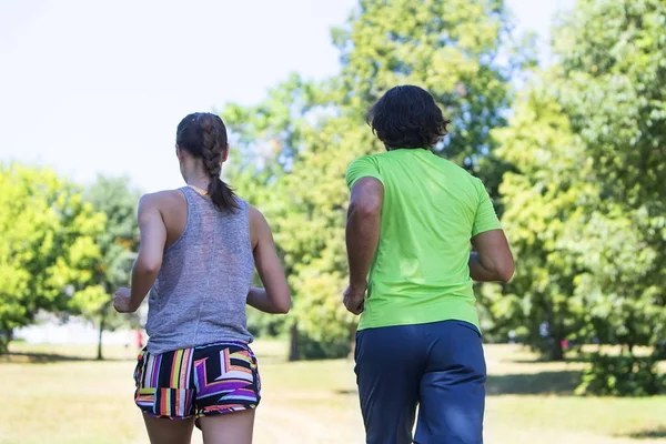 Sportif çift Park'ta çalışan