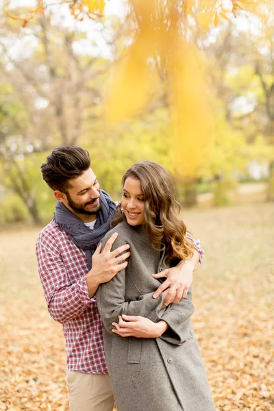 Jovem casal na floresta — Fotografia de Stock