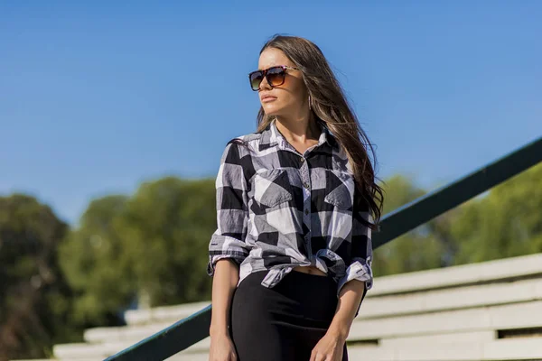 Atractiva mujer posando al aire libre —  Fotos de Stock